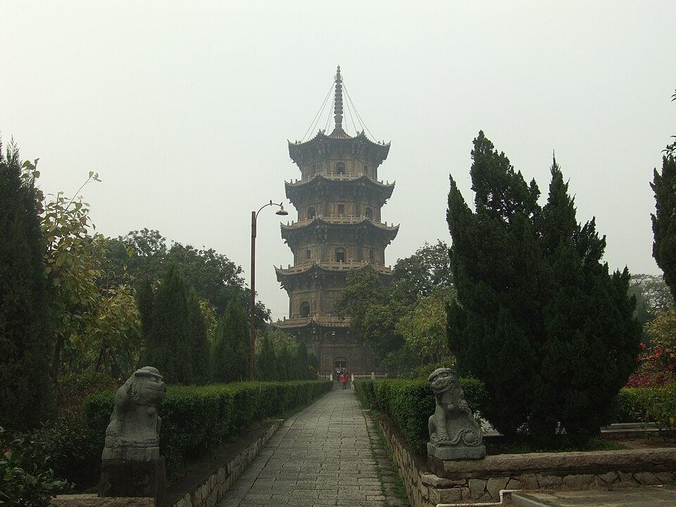 泉州开元寺东西塔与古城红砖建筑
